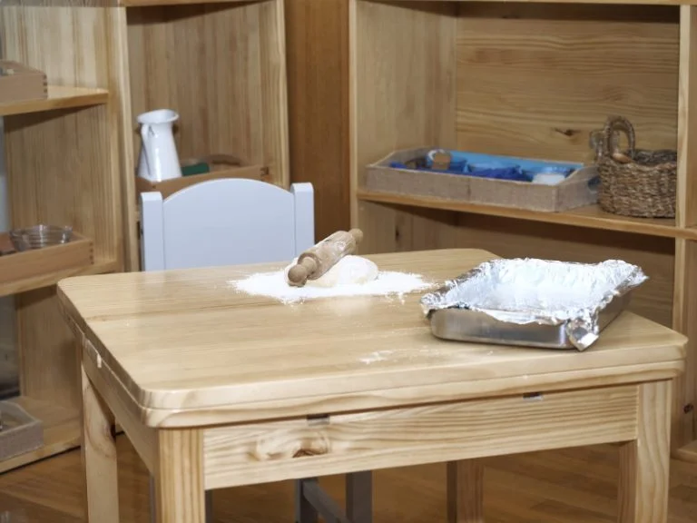 La cocina Montessori es una adaptación de los principios Montessori al entorno culinario, diseñada para fomentar la independencia, la autonomía y el amor por la cocina en los niños. La cocina Montessori ofrece una oportunidad única para que los niños aprendan y se diviertan al mismo tiempo, desarrollando habilidades valiosas que les servirán para toda la vida.