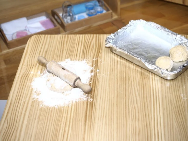 La cocina Montessori es una adaptación de los principios Montessori al entorno culinario, diseñada para fomentar la independencia, la autonomía y el amor por la cocina en los niños. La cocina Montessori ofrece una oportunidad única para que los niños aprendan y se diviertan al mismo tiempo, desarrollando habilidades valiosas que les servirán para toda la vida.