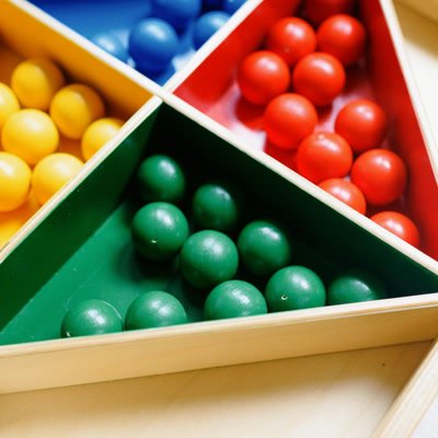 Los niños de 12 a 18 meses están descubriendo el mundo con sus primeros pasos y decisiones. Aquí te comparto algunas actividades Montessori que fomentan su desarrollo autónomo y habilidades motoras: