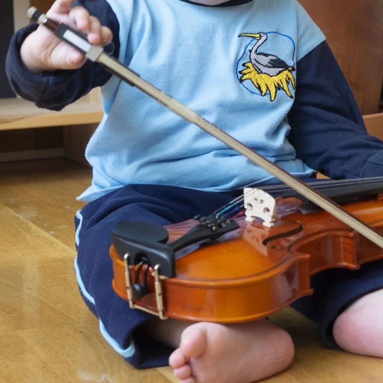 La metodología Montessori, desarrollada por la Dra. Maria Montessori, es un enfoque educativo que pone un fuerte énfasis en el desarrollo integral del niño, fomentando su autonomía, creatividad y amor por el aprendizaje. En el contexto de la música, esta metodología se adapta para crear experiencias enriquecedoras y significativas.
