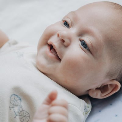 🌿👶 ¿Cómo enamorar a nuestros bebés de la naturaleza? 🌿💚 El amor por nuestro planeta se SIEMBRA desde pequeños. Cada instante en la naturaleza es una oportunidad. Ofrezcamos experiencias que despierten su curiosidad: 🍃 Exploremos texturas: hojas, tierra, hierba ☀️ ¡Aire libre todos los días, sin falta! 💧 Pequeños cuidados: regar una plantita juntos 🌸 Rodear su espacio con elementos naturales No son grandes actividades, son momentos significativos. Cuando un bebé toca una hoja, está descubriendo su mundo 🌍 Hoy cultivamos respeto y cuidado, ¡mañana cosechamos consciencia! 🌱 #CrianzaConsciente #MontessoriDesdeBebés #AmorPorLaNaturaleza