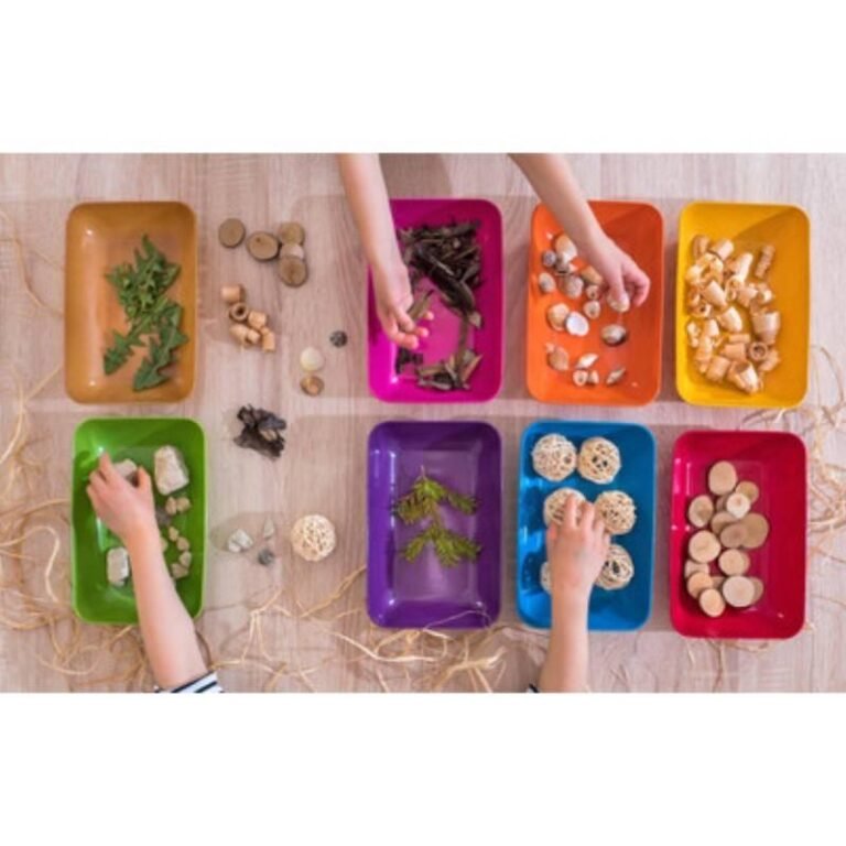 🌈🌸 Colores de la primavera: clasificación Montessori 🌸🌈 La primavera nos regala una paleta llena de vida… y en el aula Montessori la transformamos en una experiencia de aprendizaje 🌿 A través de la clasificación por colores, los niños exploran, observan y organizan materiales naturales y sensoriales: flores, pompones, bloques o elementos del entorno 🌼 Con esta actividad trabajamos: 🧠 La atención y la concentración 🤲 La motricidad fina 🎨 La discriminación visual de colores 🌿 La conexión con la naturaleza Aprender a través del orden y la belleza del entorno hace que cada descubrimiento sea significativo 💛 Pequeños gestos que construyen grandes aprendizajes 🌱✨ #Montessori #Primavera #ClasificaciónDeColores #AprenderJugando #EducaciónInfantil